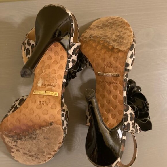 Betsey Johnson Leopard print T strap heels with black patent rose accent, 9.5 - Picture 4 of 4
